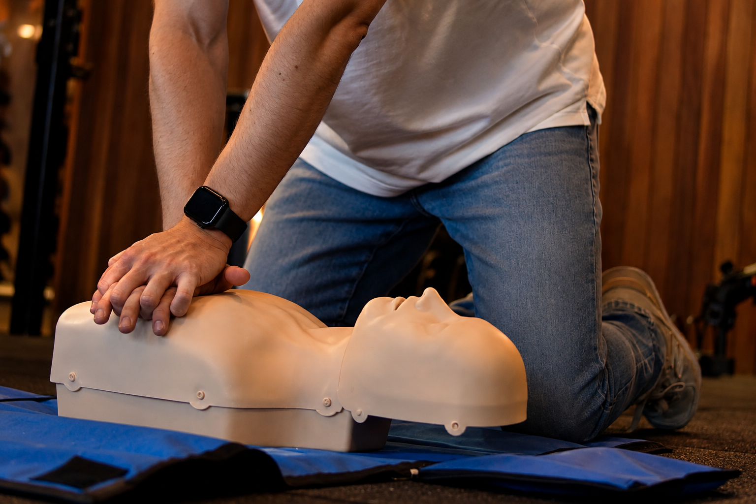 Mãos realizando compressões torácicas em manequim de treinamento